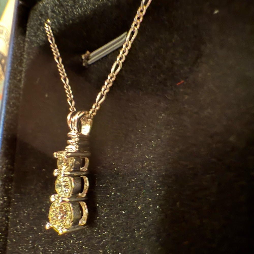 Elegant White Gold and 1ctw of Natural Diamond Pendant Necklace - Picture 3 of 10